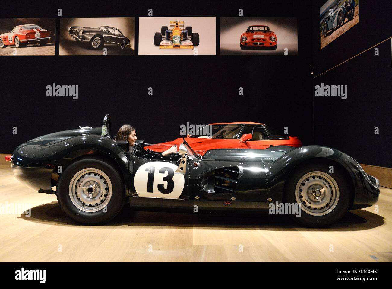 Un membre du personnel pose avec un 1959 Lister 'Knobbly' course sportive de 3.8 litres deux places estimation de £2,200,000 - £ 2,800,000 à l'aperçu de la presse à Bonhams à Londres, Royaume-Uni, le 29 novembre 2018. (Photo de Claire Doherty/Sipa USA) Banque D'Images