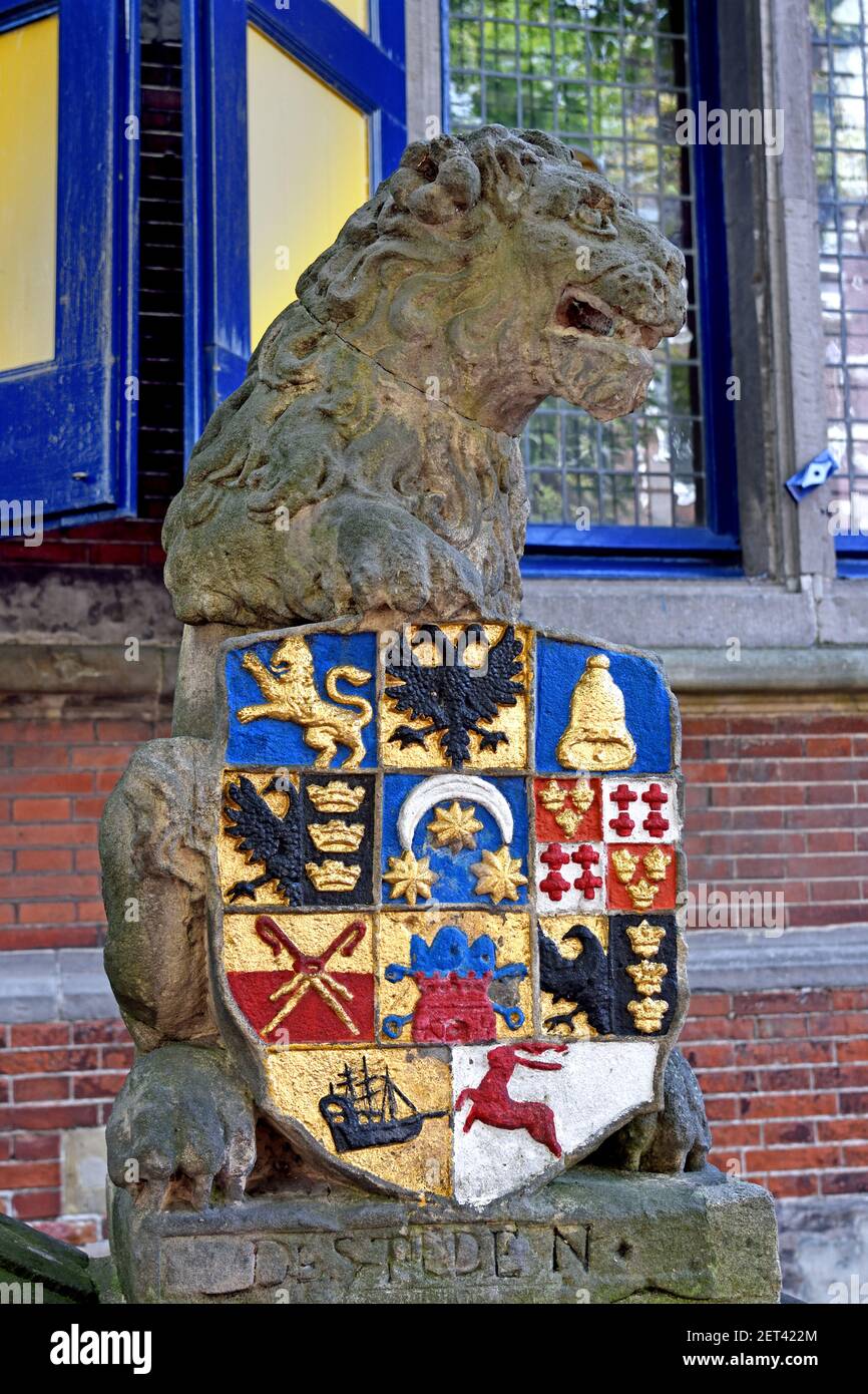 Sculpture de lion avec les armoiries des 11 villes frisonnes. Décoration escalier, XVIe siècle ancienne Chancellerie à Leeuwarden pays-Bas, Hollandais, Frise Banque D'Images