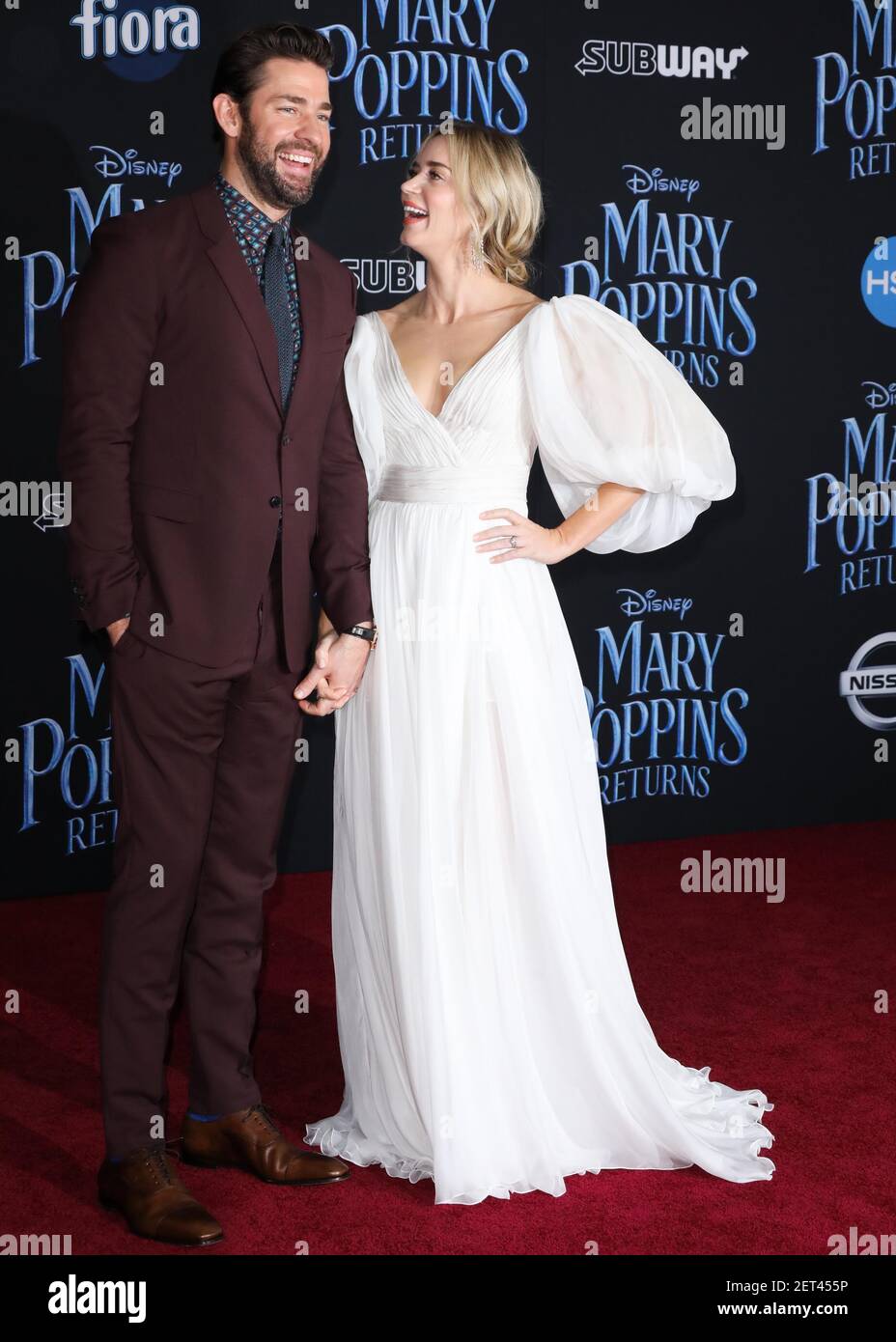 HOLLYWOOD, LOS ANGELES, CA, Etats-Unis - NOVEMBRE 29 : l'acteur John Krasinski porte Prada et l'épouse/actrice Emily Blunt porte une robe de Couture Yanina, des chaussures Loriblu, un embrayage Judith Leiber, Et Stephen Webster Jewellery arrivent à la première mondiale de Disney's 'Mary Poppins Returns' qui a eu lieu au théâtre El Capitan le 29 novembre 2018 à Hollywood, Los Angeles, Californie, États-Unis. (Photo de David Acosta/image Press Agency/Sipa USA) Banque D'Images