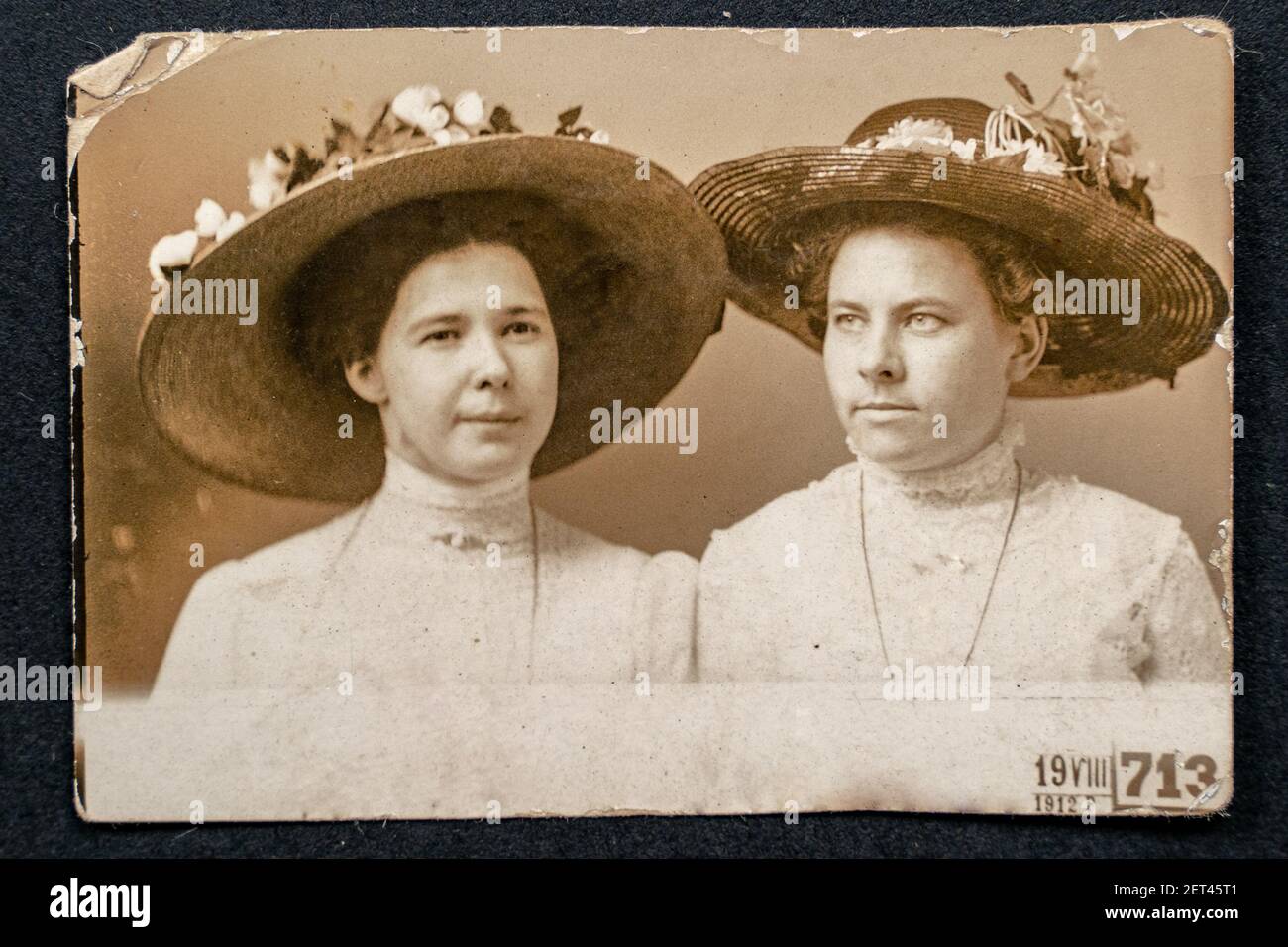 Allemagne - VERS 1912: Photo de deux jeunes femmes portant des chapeaux.  Carte de vue d'époque édouardienne Photo Stock - Alamy