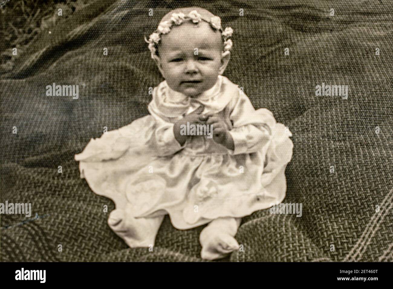 Lettonie - VERS les années 1940 : portrait de la petite fille en studio. Archive vintage photographie de l'époque Art déco Banque D'Images