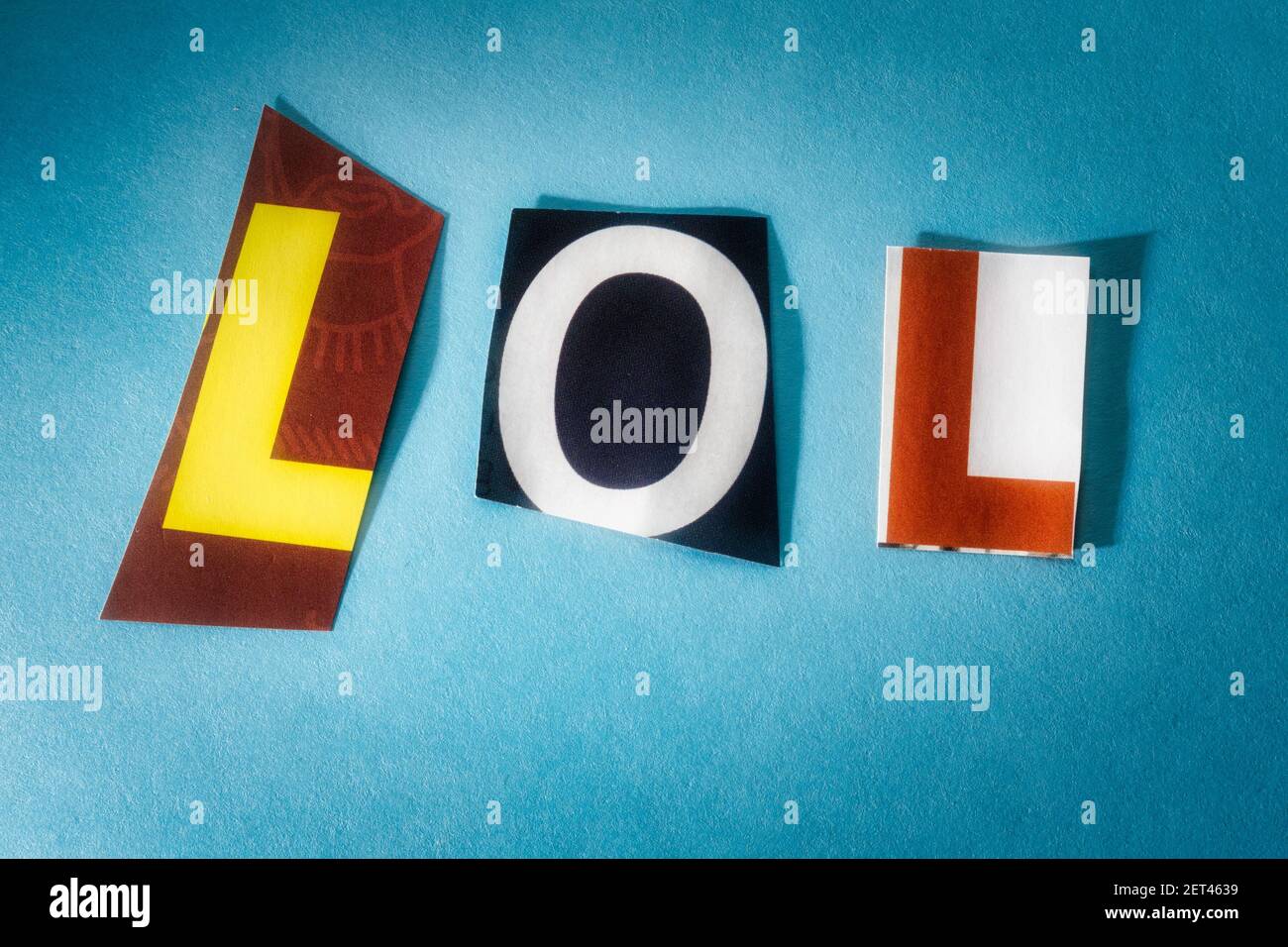 L'acronyme « LOL » (rigolez fort) en utilisant des lettres de papier découpées dans la typographie d'effet de note de rançon, USA Banque D'Images