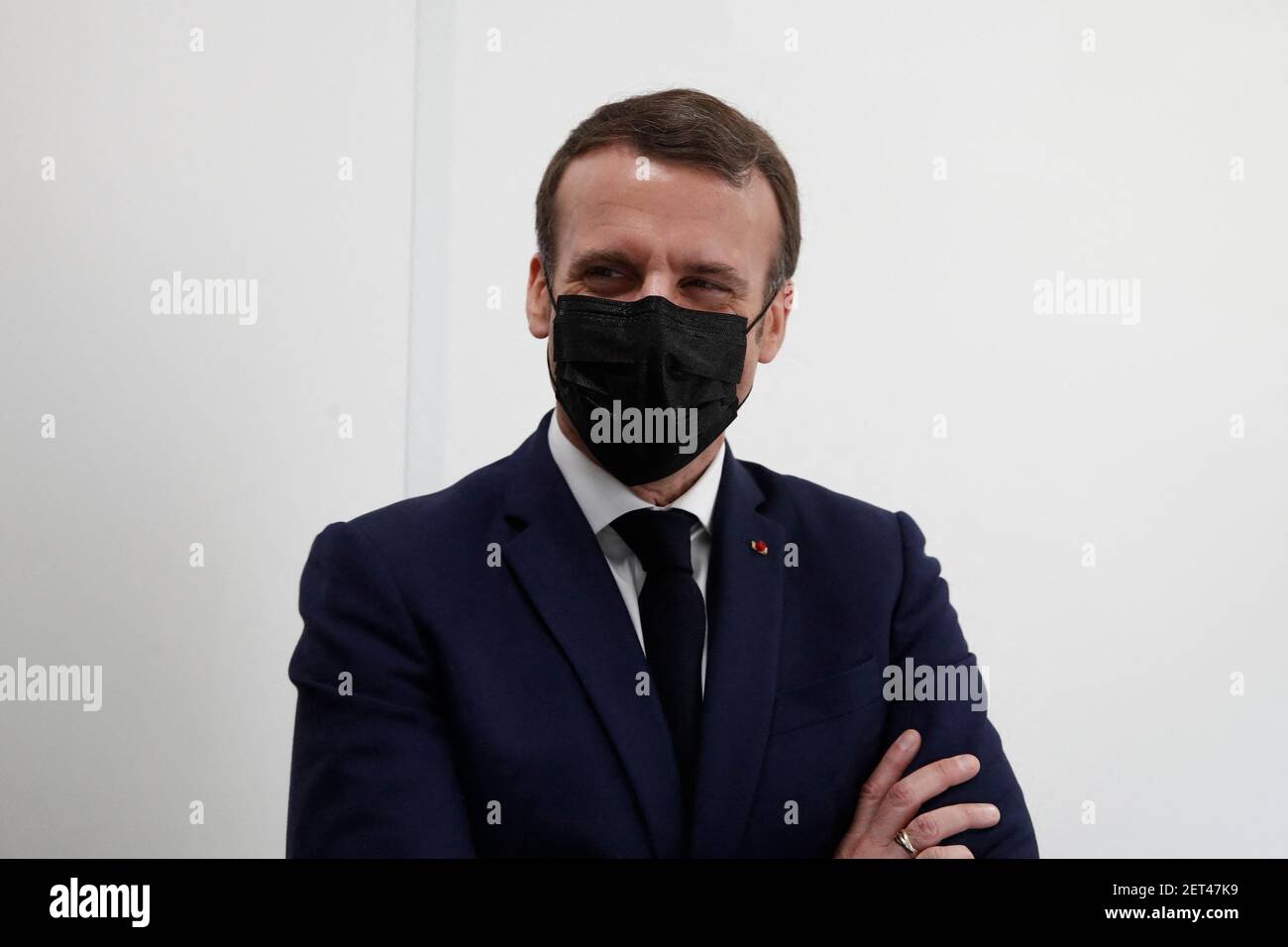 Bobigny, France. 1er mars 2021. Le président français Emmanuel Macron, portant un masque protecteur, visite un centre de vaccination contre la coronavirus (COVID-19) à la Caisse primaire d'assurance Maladie (CPAM) à Bobigny, près de Paris, dans le cadre de la campagne de vaccination contre la COVID-19 en France, le 1er mars 2021. Photo de Benoit Tessier/Pool/ABACAPRESS.COM crédit: Abaca Press/Alay Live News Banque D'Images