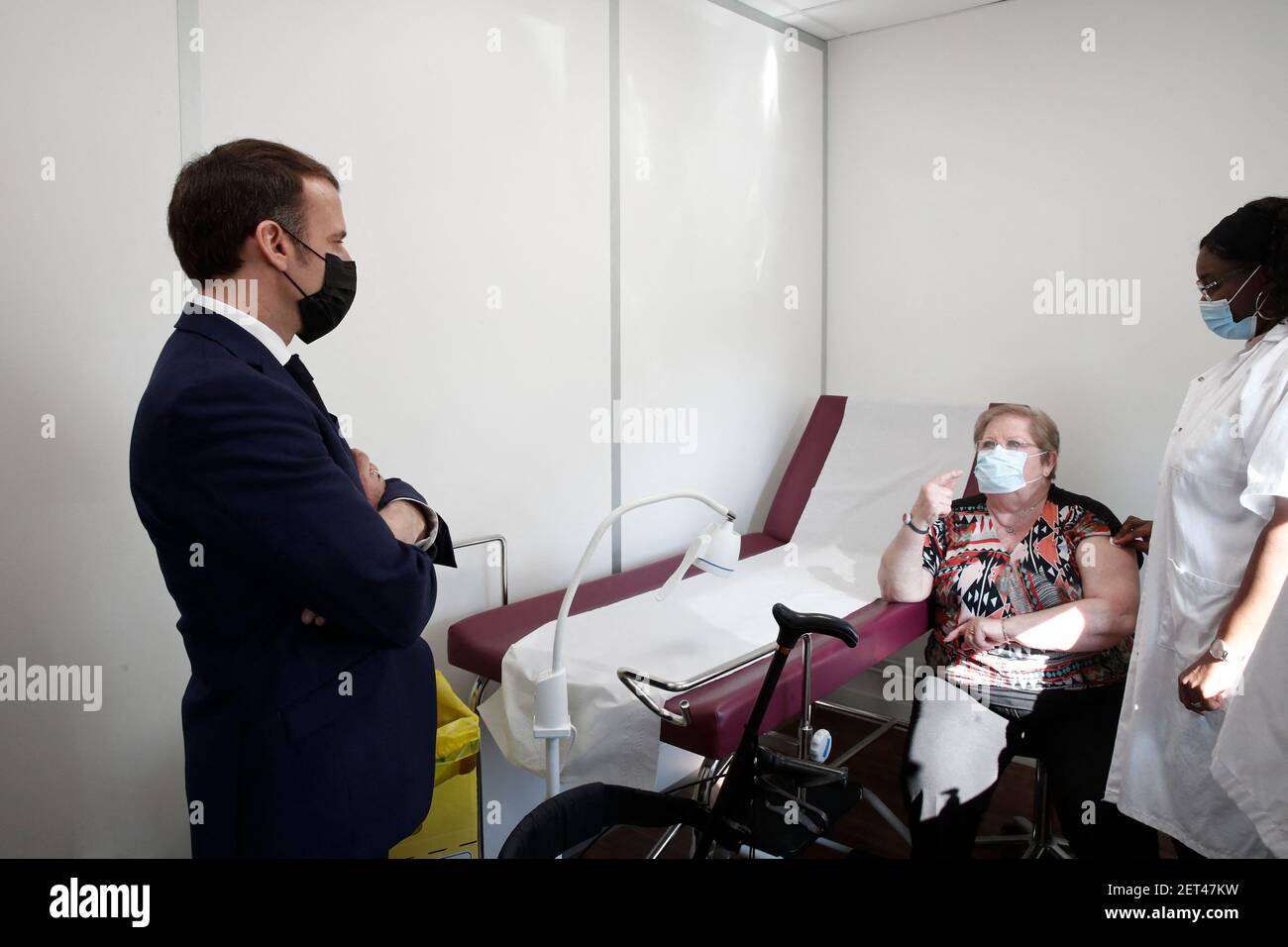 Bobigny, France. 1er mars 2021. Le président français Emmanuel Macron s'entretient avec un patient lors d'une visite dans un centre de vaccination contre la coronavirus (COVID-19) à la Caisse primaire d'assurance Maladie (CPAM) à Bobigny, près de Paris, dans le cadre de la campagne de vaccination contre la COVID-19 en France, le 1er mars 2021. Photo de Benoit Tessier/Pool/ABACAPRESS.COM crédit: Abaca Press/Alay Live News Banque D'Images