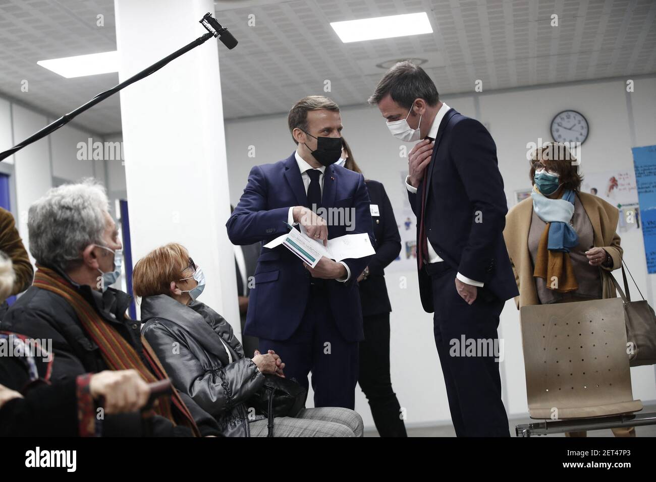 Bobigny, France. 1er mars 2021. Le président français Emmanuel Macron et le ministre de la Santé Olivier Veran discutent avec les patients lorsqu'ils visitent un centre de vaccination contre la coronavirus (COVID-19) à la Caisse primaire d'assurance Maladie (CPAM) à Bobigny, près de Paris, dans le cadre de la campagne de vaccination contre la COVID-19 en France, le 1er mars 2021. Photo de Benoit Tessier/Pool/ABACAPRESS.COM crédit: Abaca Press/Alay Live News Banque D'Images