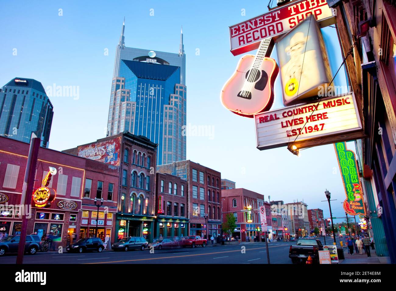 La construction de tours d'AT&T sur l'historique des bars et honky-tonks le long de Broadway inférieur à Nashville Tennessee USA Banque D'Images
