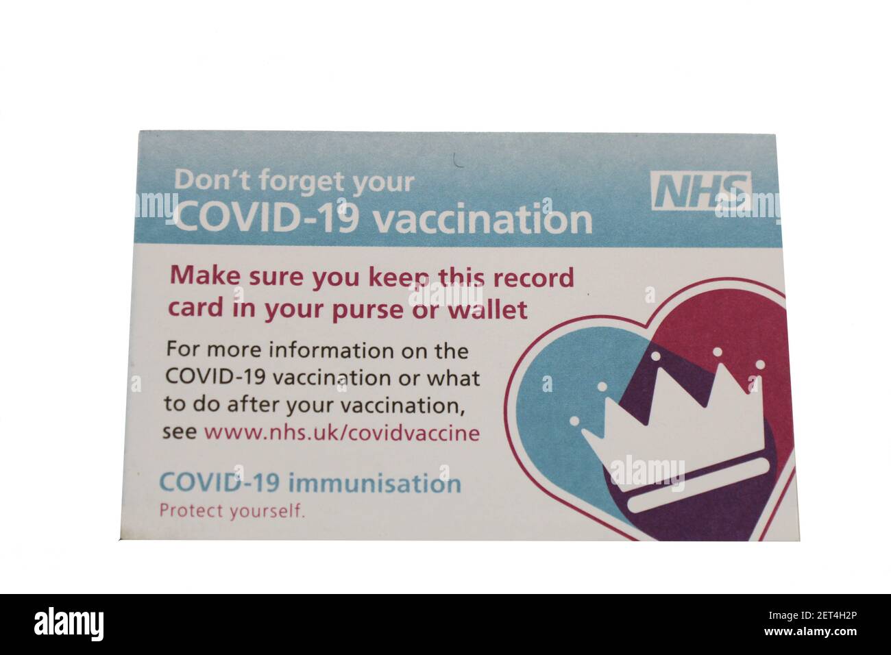 Wythenshawe, Manchester, Royaume-Uni 01-03-2021 2021: Fiche de vaccination britannique Covid isolée sur fond blanc Banque D'Images