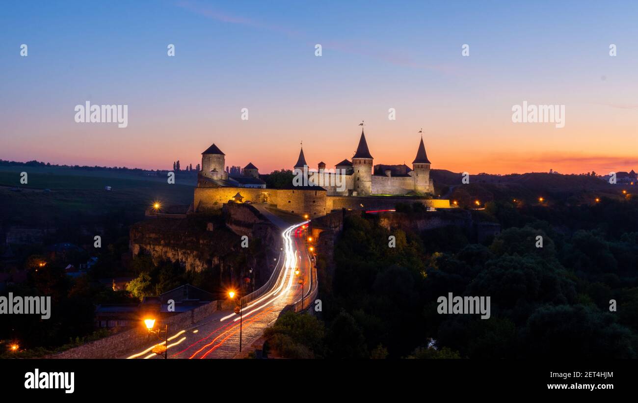 Ancien château. Vue sur le château de Kamyanets-Podilsky en Ukraine. Photo du château sur une carte postale ou une couverture Banque D'Images