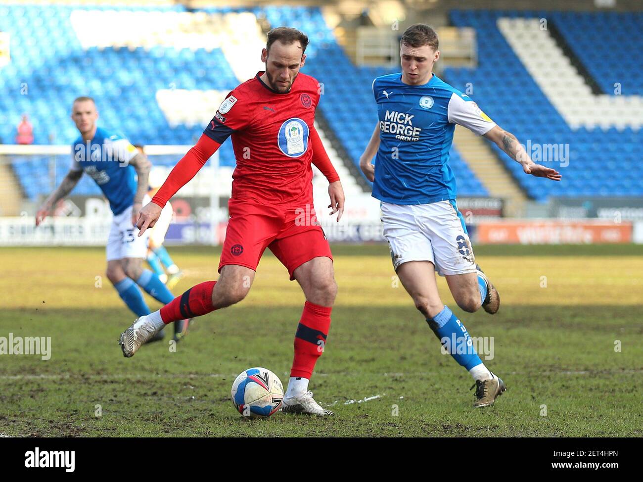 Jack Taylor (à droite) de Peterborough United et Dan Gardner de Wigan Athletic se battent pour le ballon lors du match de la Sky Bet League One au Weston Homes Stadium, à Peterborough. Date de la photo: Samedi 27 février 2021. Banque D'Images