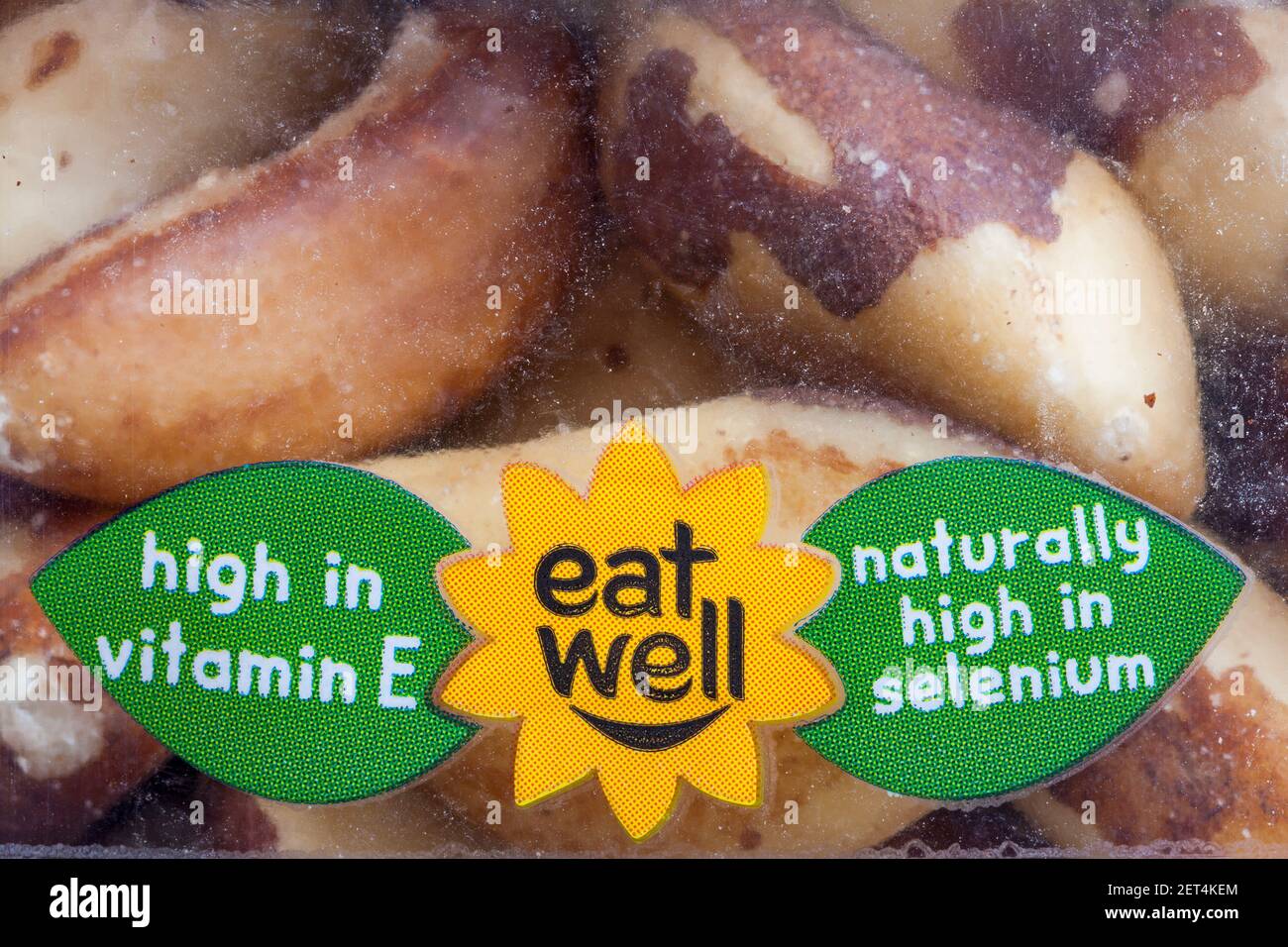 Riche en vitamine E naturellement élevé en sélénium mangez bien Détails sur le paquet de noix M&S Natural brazil Banque D'Images