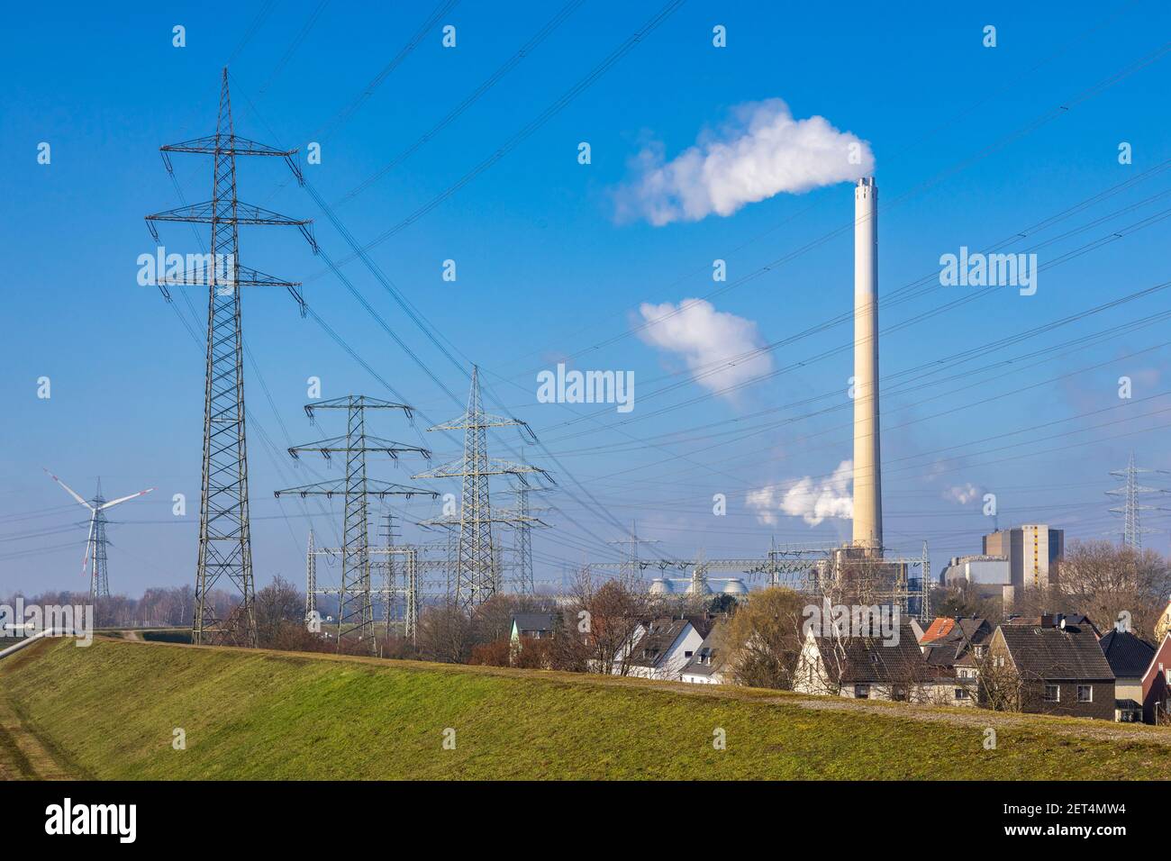 De nombreux pylônes d'électricité et lignes électriques haute tension près de la centrale de récupération d'énergie de RWE Generation se, Karnap, Essen, Allemagne Banque D'Images
