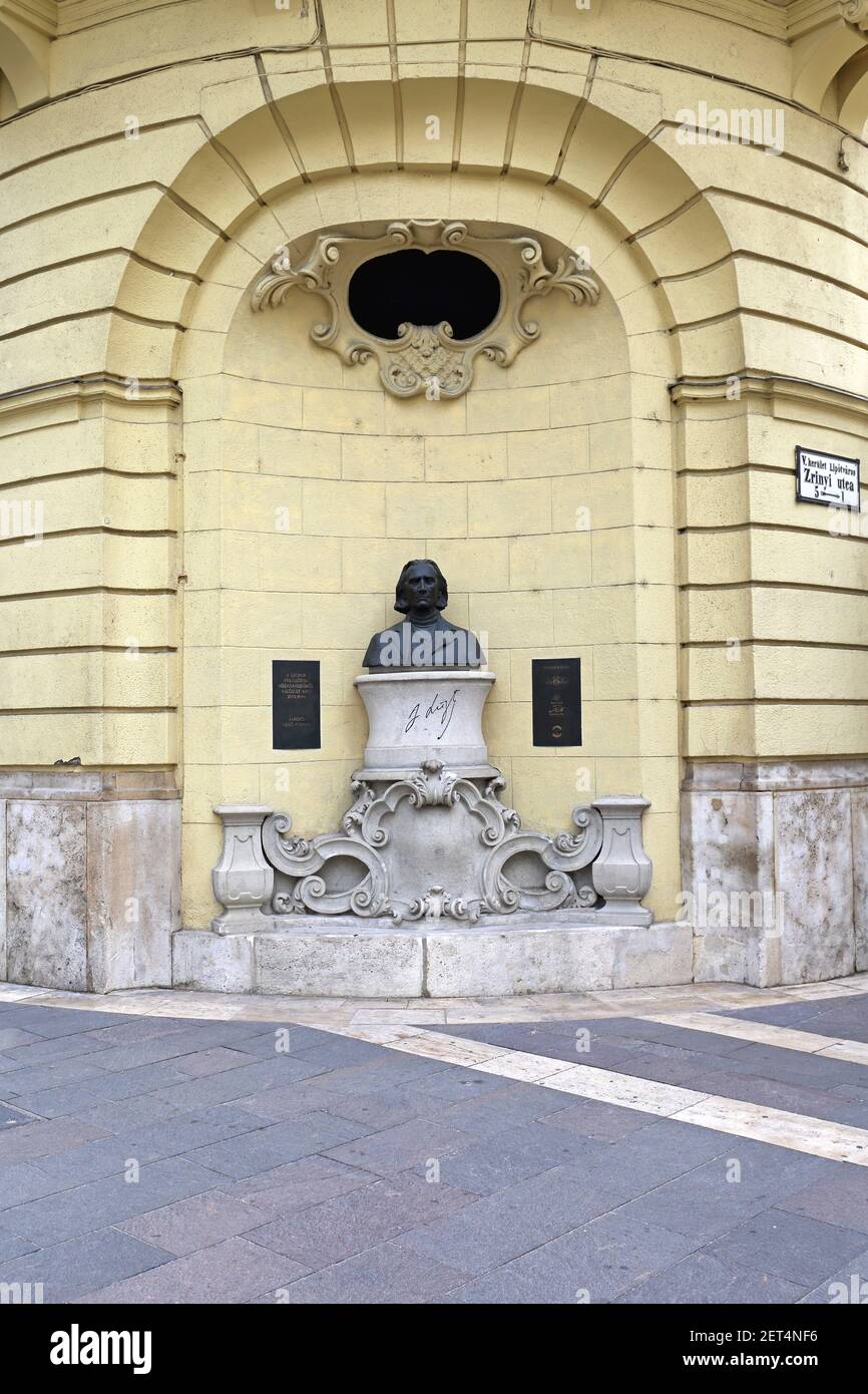 Budapest, Hongrie - 13 juillet 2015 : buste du célèbre compositeur Franz Liszt au coin des rues Zrinyi et Nador à Budapest, Hongrie. Banque D'Images
