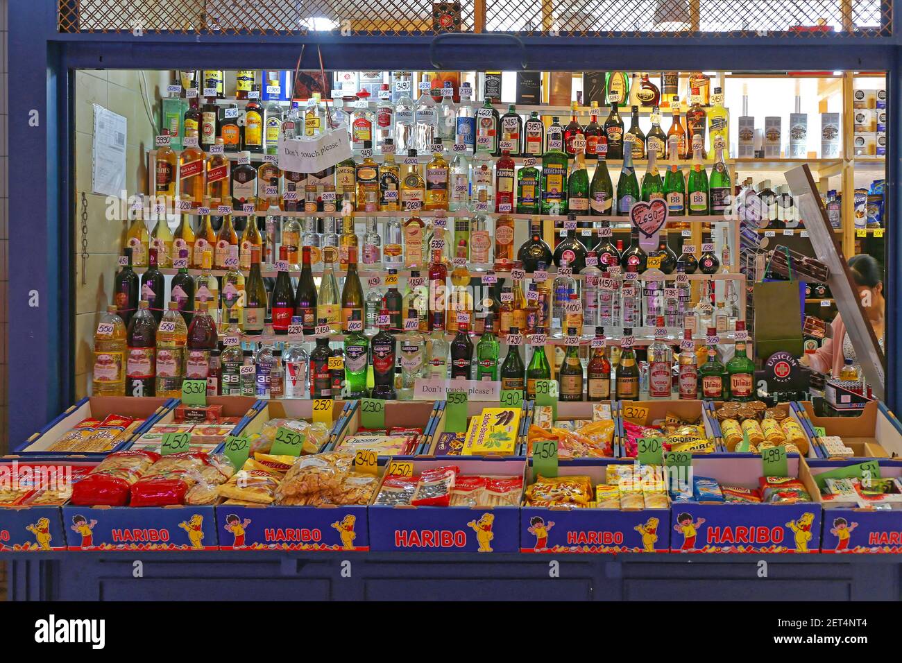 Budapest, Hongrie - 13 juillet 2015: Boutique de boissons à la Central Market Hall de Budapest, Hongrie. Banque D'Images