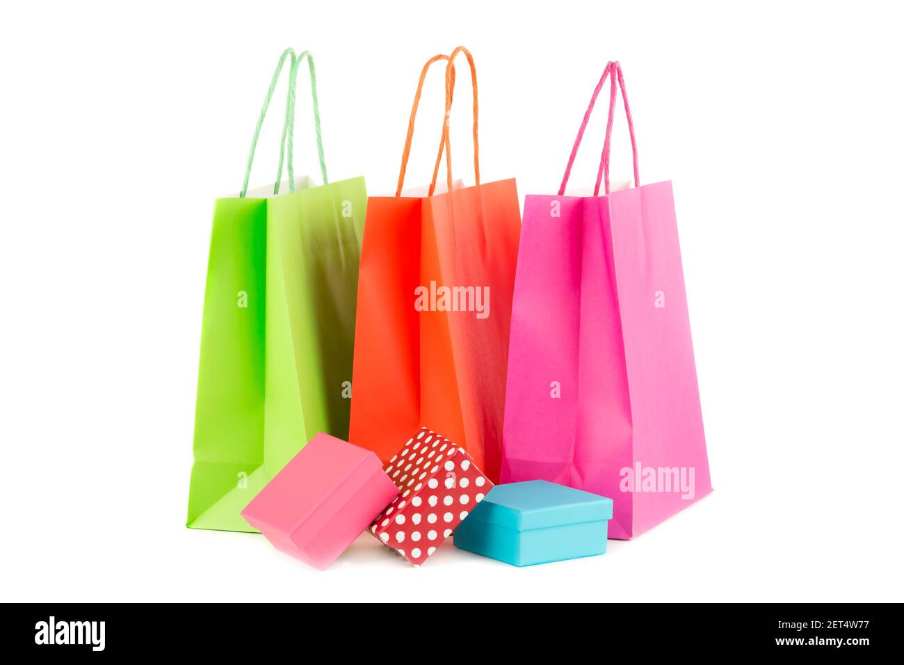 Sacs à provisions en papier coloré et boîtes-cadeaux isolés sur fond blanc. Banque D'Images