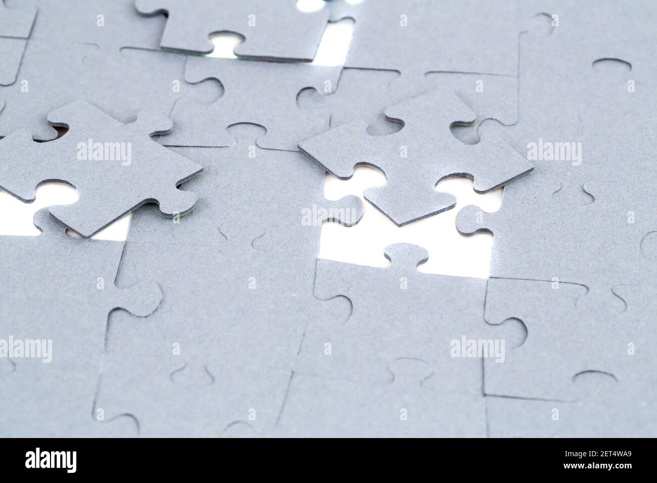 Pièces de puzzle non finies sur fond blanc. Banque D'Images