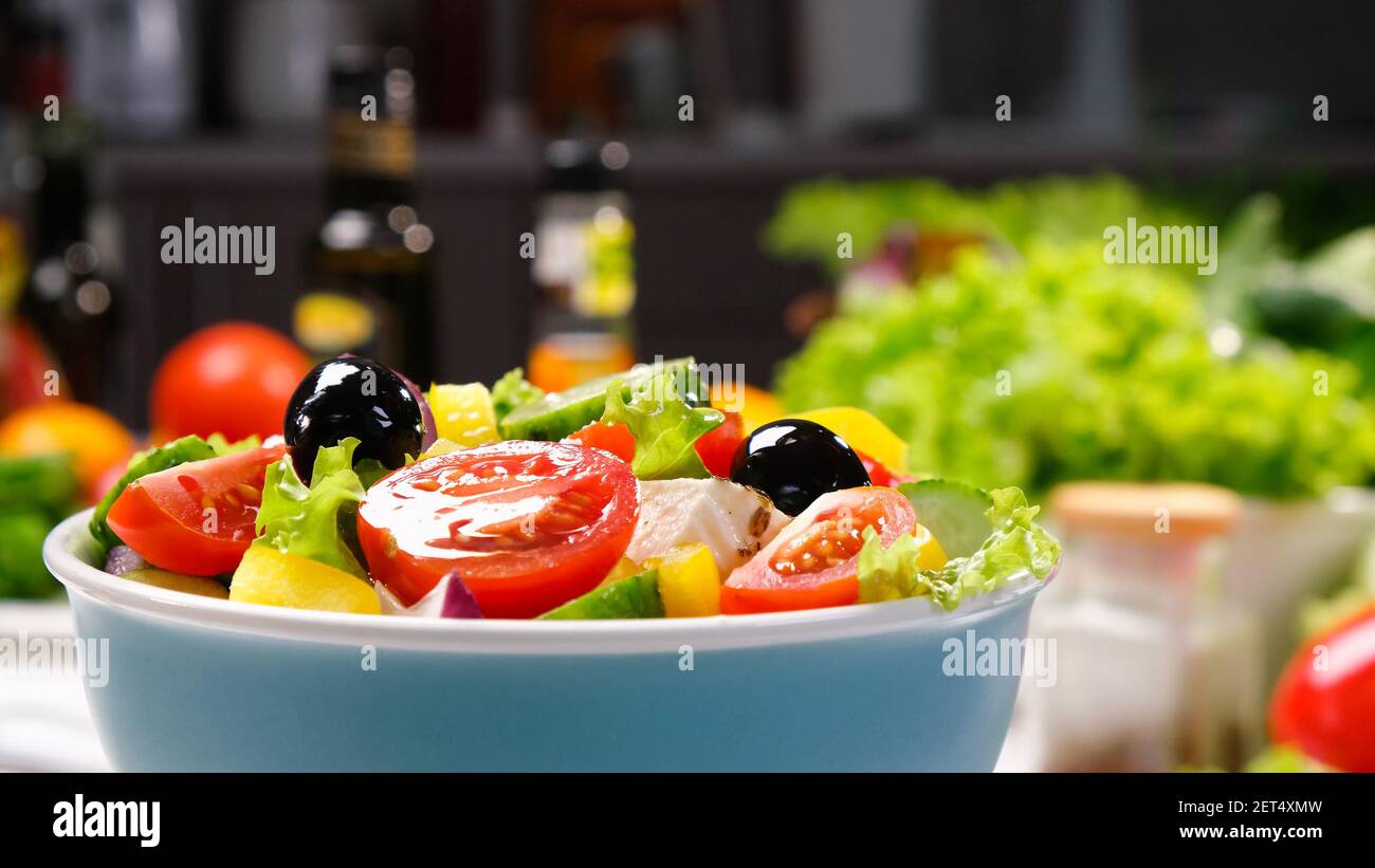 Salade grecque, salade de légumes frais servie avec des ingrédients alimentaires sains Banque D'Images