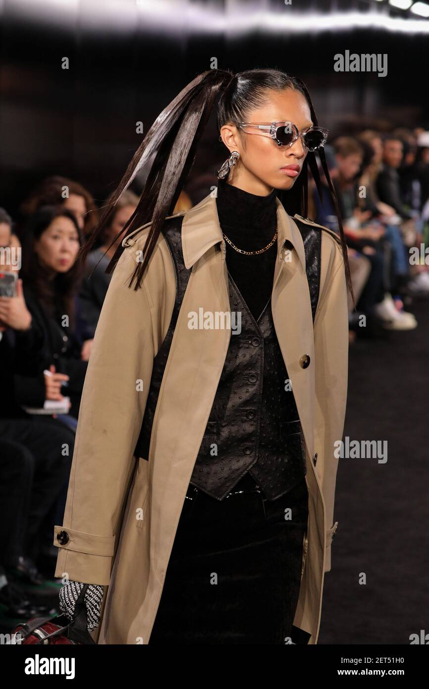 Le mannequin marche sur la piste lors du spectacle Alexander Wang avant l'automne 2019 qui s'est tenu à Brooklyn, NY, le 1er novembre 2018. (Photo de Jonas Gustavsson/Sipa USA) Banque D'Images