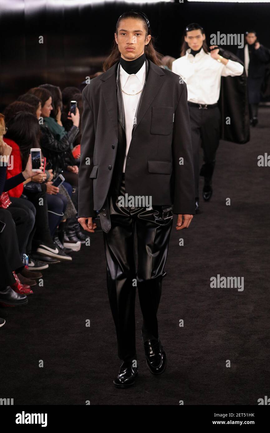 Model Trystin Valentino marche sur la piste lors du spectacle Alexander Wang avant l'automne 2019 qui s'est tenu à Brooklyn, NY, le 1er novembre 2018. (Photo de Jonas Gustavsson/Sipa USA) Banque D'Images