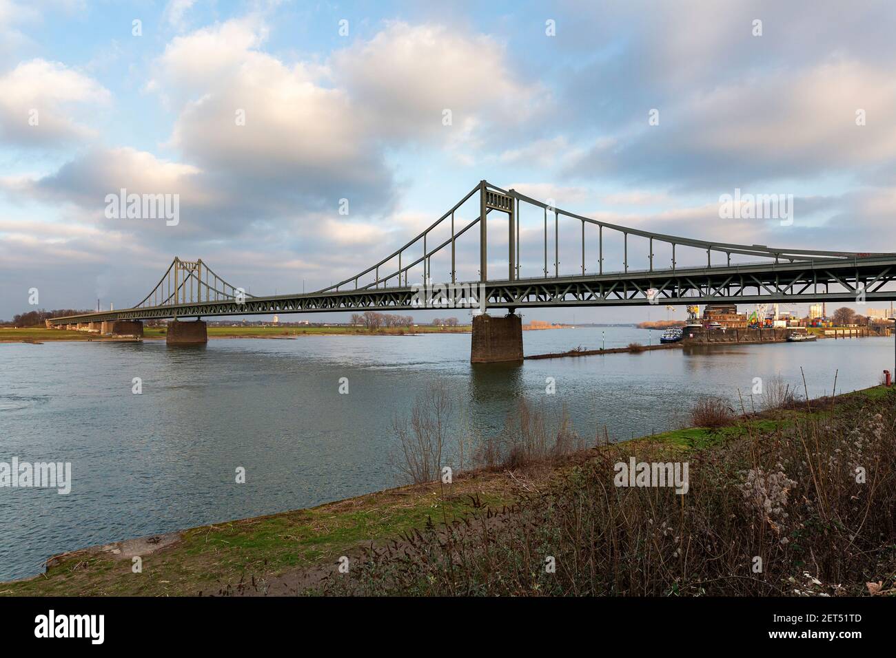 Krefeld - vue sur le pont du Rhin d'Uerdingen, qui traverse le Rhin entre le district de Krefeld à Uerdingen et le district de Duisburg à Mündelheim Banque D'Images