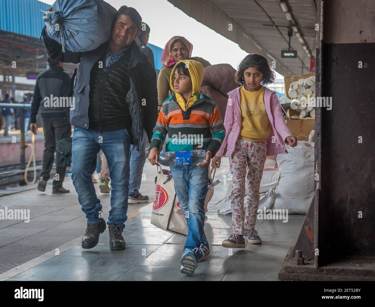 Jaipur, Inde. 09-05-2018. La famille marche avec ses affaires à la gare principale de Jaipur. Banque D'Images