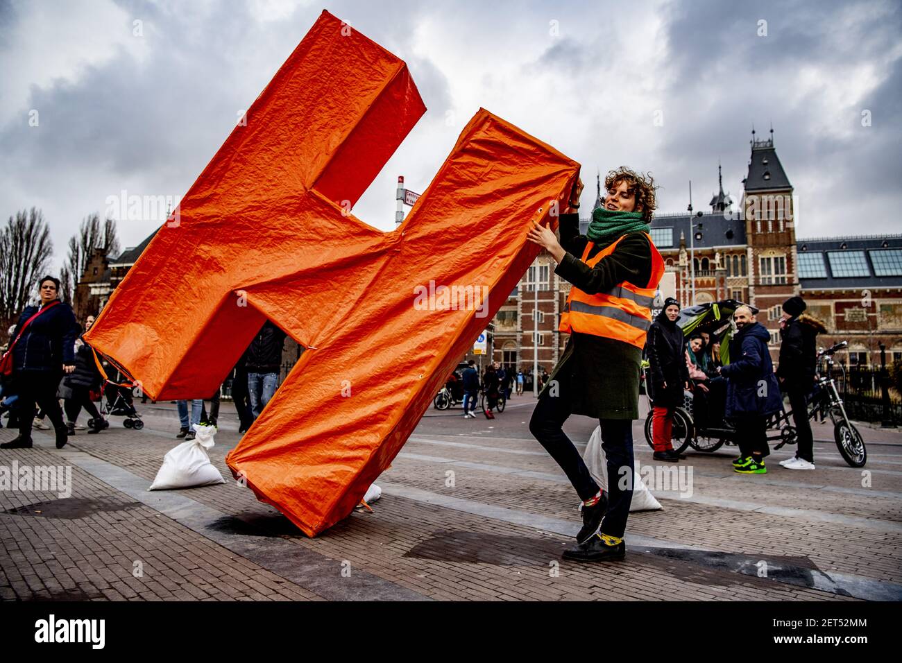 Les lettres HUH sur le Museumplein à Amsterdam, aux pays-Bas, le 3 décembre  2018. Les lettres de l'I amsterdam ont été retirées sur le Museumplein  lundi matin. L'artiste Pauline Wiersema a ensuite