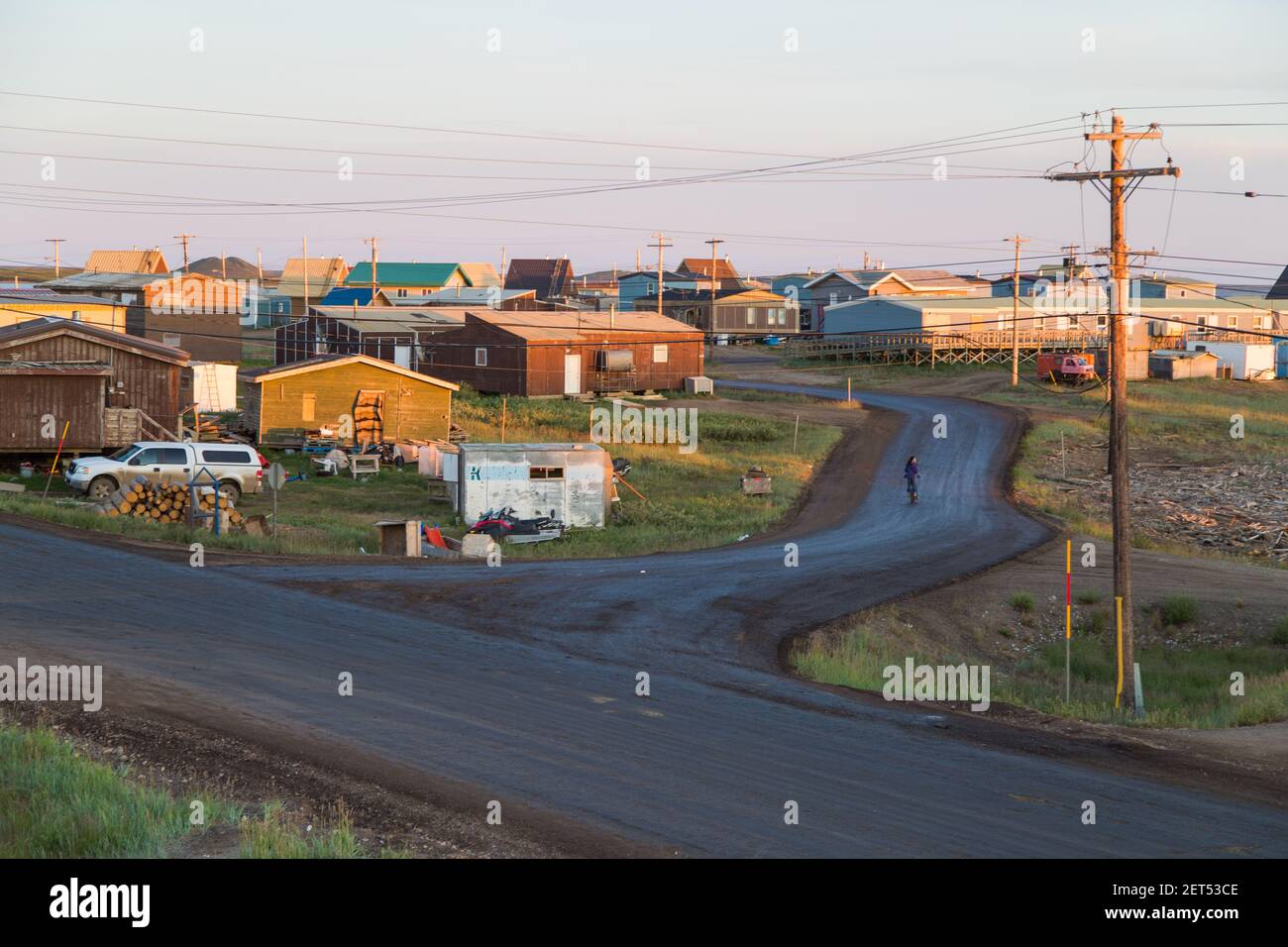 Soirée d'été sous le soleil de minuit dans le hameau inuvialuit de Tuktoyaktuk, dans les Territoires du Nord-Ouest, dans l'Arctique canadien. Banque D'Images
