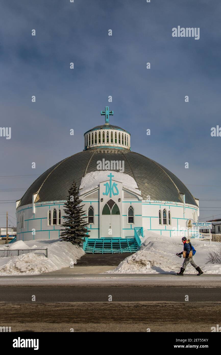 L'emblématique église notre Dame de la victoire en forme d'igloo en hiver, Inuvik, Territoires du Nord-Ouest, l'Arctique canadien. Banque D'Images
