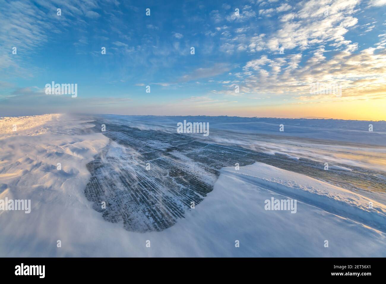 La neige dévie le long de la route glaciaire en hiver, dans les Territoires du Nord-Ouest, dans l'Arctique canadien. Banque D'Images