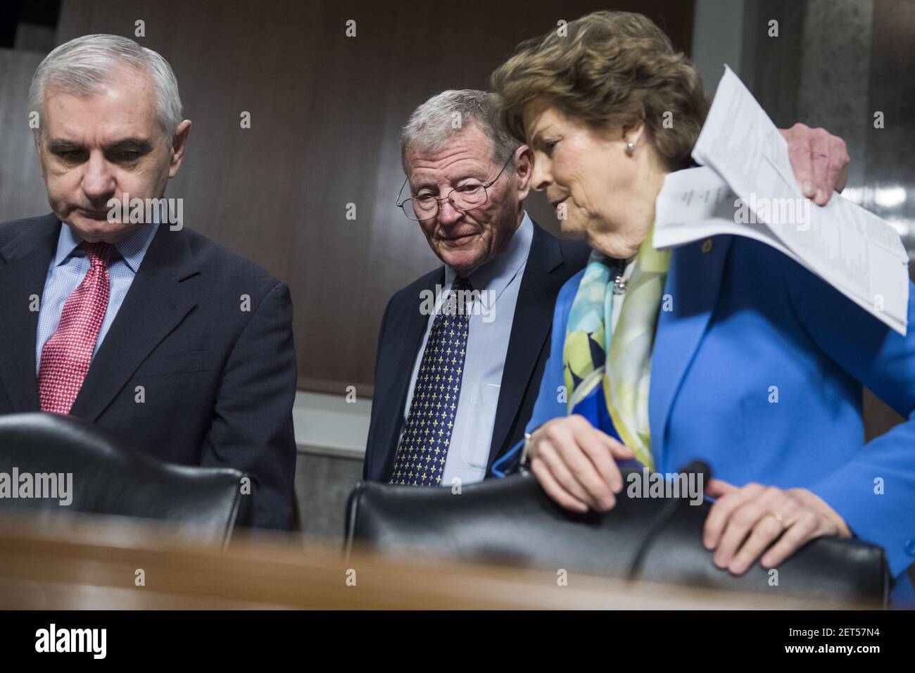 ÉTATS-UNIS - DÉCEMBRE 4 : de gauche à droite, le sénateur Jack Reed, D-R.I., le président James Inhofe, R-Okla, et le sénateur Jeanne Shaheen, D-N.H., assistent à une audience de confirmation du Comité des services armés du Sénat à l'édifice Dirksen le 4 décembre 2018. Le Lieutenant général Kenneth F. McKenzie, USMC, nommé général et commandant du Commandement central des États-Unis, et le Lieutenant général Richard D. Clarke, de l'Armée des États-Unis, nommé général et commandant du Commandement des opérations spéciales des États-Unis, ont témoigné. (Photo de Tom Williams/CQ Roll Call) Banque D'Images