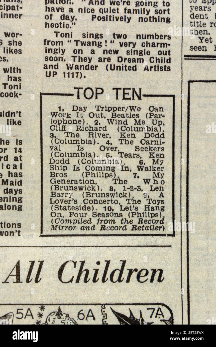 Top dix des classements musicaux avec 'Day Tripper' par The Beatles au No 1, Evening News Newspaper (vendredi 24 décembre 1965), Londres, Royaume-Uni. Banque D'Images