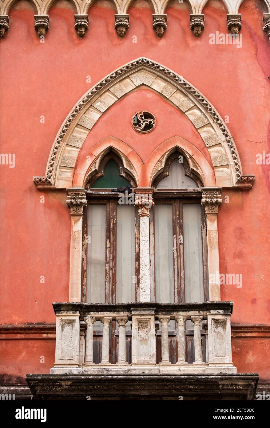 Italie,Sicile,Ortigia, façade d'un bâtiment montrant des traitements de fenêtres dans un style vénitien Banque D'Images