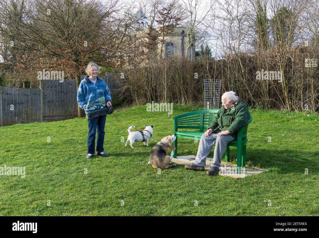 Homme et femme parlant et distanciation sociale Banque D'Images