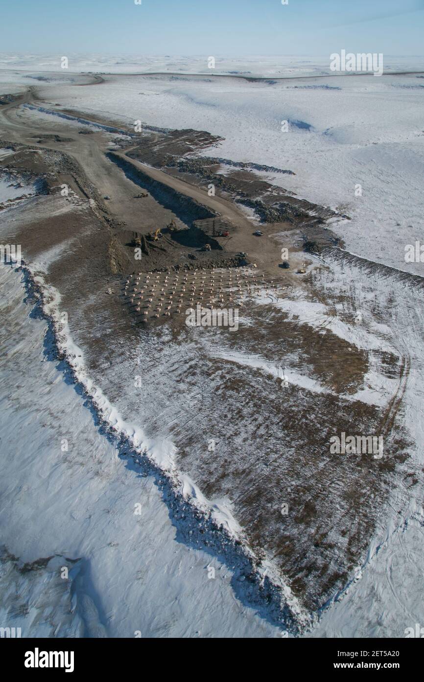 Vue aérienne de la fosse de gravier et des explosifs en préparation pour une explosion. Autoroute Inuvik-Tuktoyaktuk, Territoires du Nord-Ouest, Arctique canadien. (Avril 2014) Banque D'Images