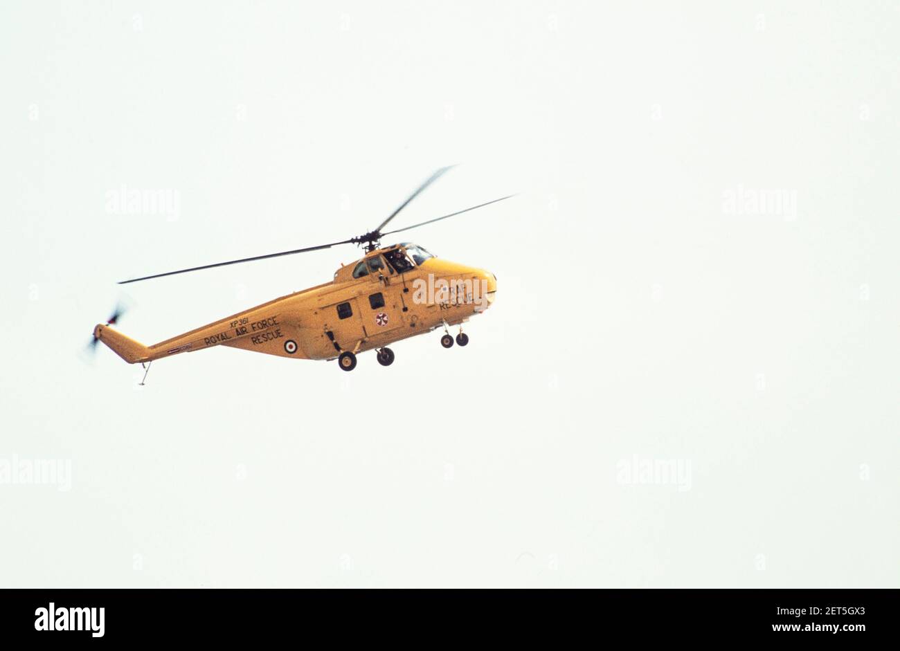 1979 - Anglesea Nord du pays de Galles - hélicoptère de sauvetage de la Royal Air Force jaune volant d'une mission de sauvetage de la vallée de la RAF à Anglesey. L'hélicoptère à vent tourbillonnant de Westland était une version britannique construite sous licence du Sikorsky S-55/H-19 Chickasaw des États-Unis. Il a principalement servi avec le bras aérien de la flotte de la Royal Navy dans des rôles anti-sous-marins et de recherche et sauvetage.A wirwirwind Westland HAR.10 dans les couleurs jaune ASR. La Royal Air Force Search and Rescue Force a utilisé des tourbillons de vent peints en jaune pour sauver des gens autour de la côte du Royaume-Uni. Westland Wessex, remplacé par des hélicoptères Westland Sea King Banque D'Images