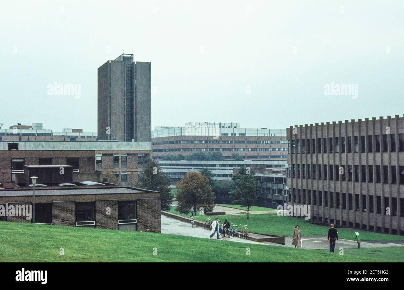 1979 Nottingham vue sur le bloc de la Tour des Architectes à Science City avec la bibliothèque scientifique de l'université à droite et le département de physique à gauche et l'hôpital Queens Medical Center derrière. Université de Nottingham Campus Nottingham Université Nottingham Nottingham Notinghamshire Angleterre GB Royaume-Uni Europe Banque D'Images