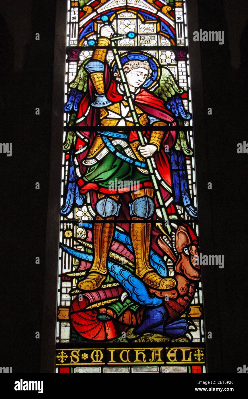 Vitraux victoriens représentant le saint-Archange Michel qui a tué un dragon avec son épée. Fenêtre créée au milieu du XIXe siècle Banque D'Images