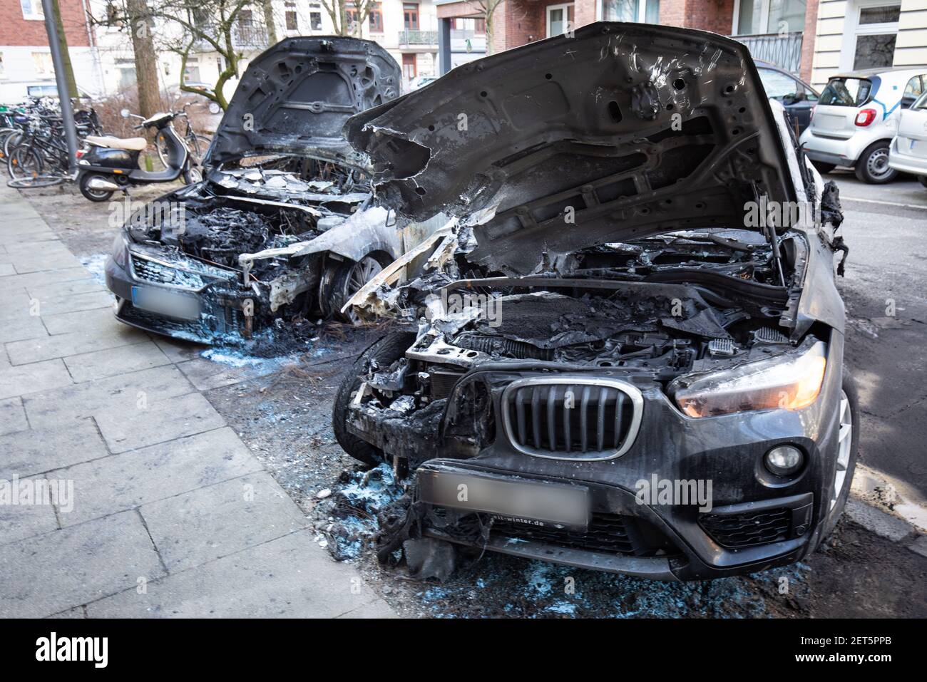 Hambourg, Allemagne. 1er mars 2021. Deux véhicules brûlés se trouvent dans une rue du quartier d'Eimsbüttel. A Hambourg, plusieurs voitures ont brûlé pendant la nuit. (À dpa "voitures en feu dans trois districts de Hambourg - onze voitures endommagées") Credit: Christian Charisius/dpa - ATTENTION: (Les plaques d'immatriculation ont été pixélisées pour des raisons de confidentialité)/dpa/Alay Live News Banque D'Images