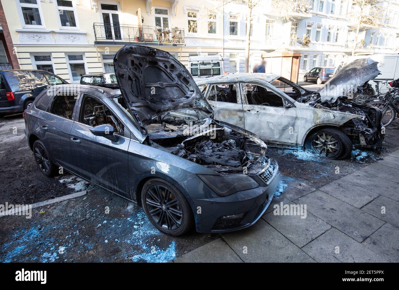 Hambourg, Allemagne. 1er mars 2021. Deux véhicules brûlés se trouvent dans une rue du quartier d'Eimsbüttel. A Hambourg, plusieurs voitures ont brûlé pendant la nuit. (À dpa "voitures en feu dans trois districts de Hambourg - onze voitures endommagées") Credit: Christian Charisius/dpa - ATTENTION: (Les plaques d'immatriculation et les passants ont été pixellisés pour des raisons de confidentialité)/dpa/Alay Live News Banque D'Images