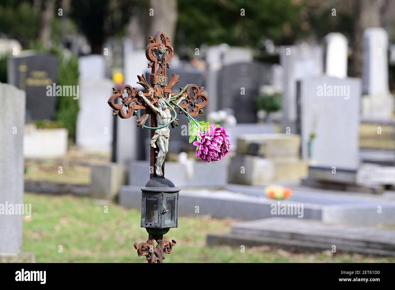 Vienne, Autriche. Le cimetière central de Vienne. Croix de métal avec une fleur en plastique. Banque D'Images
