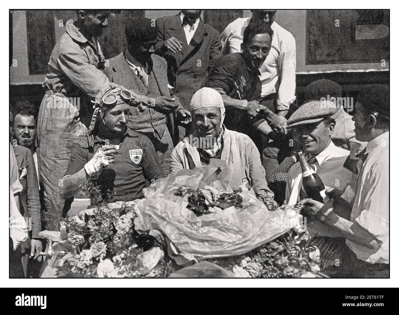 VINTAGE le Mans 24 heures 1931 vainqueurs britanniques Tim Birkin et Earl Howe dans un Alfa Romeo 8C 2300 LM aux 1931 24 heures du Mans. France Lord Howe (5e comte Howe, Edward Richard Francis Assheton, vicomte Curzon), GB et Sir Henry 'Tim' Birkin, GB Banque D'Images