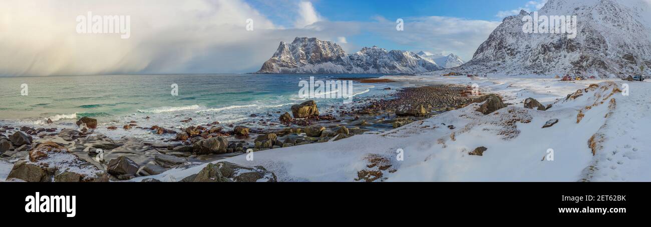 Une vue sur la magnifique plage d'Utakliev dans les îles Lofoten pendant une tempête imminente. Banque D'Images