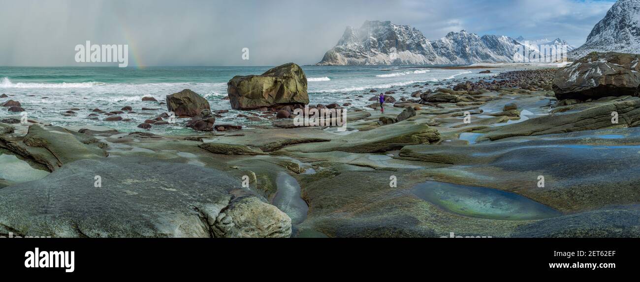 Une vue sur la magnifique plage d'Utakliev dans les îles Lofoten pendant une tempête imminente. Banque D'Images