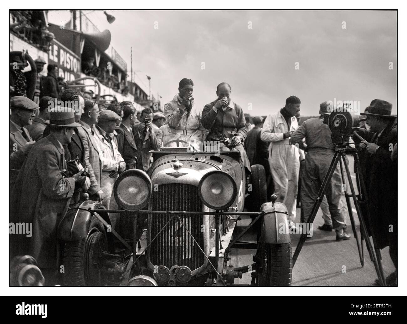 Vintage le Mans 1935 célébration des vainqueurs de Hindmarsh et Fontés entourés de la presse et de bons partisans dans le Lagonda Open Tourer lors de la course automobile d'endurance des 24 heures du Mans 1935. Le Mans France Banque D'Images
