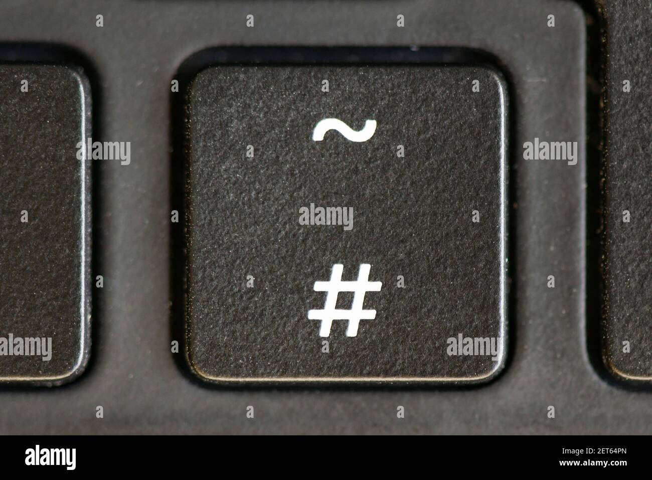 La touche dièse et tilde du clavier d'un ordinateur portable Photo Stock -  Alamy