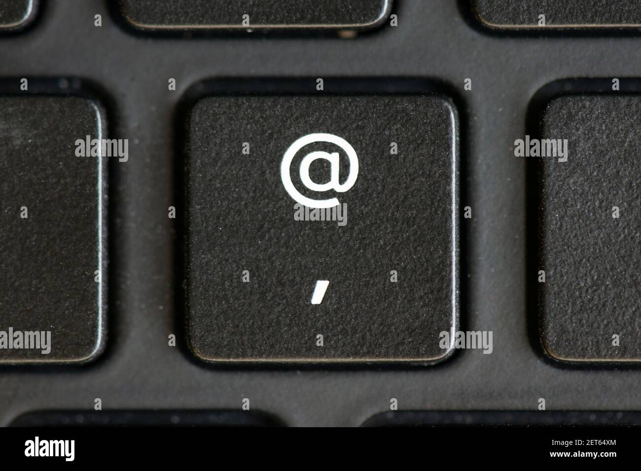 Une apostrophe et la touche du signe AT sur le clavier d'un ordinateur  portable Photo Stock - Alamy