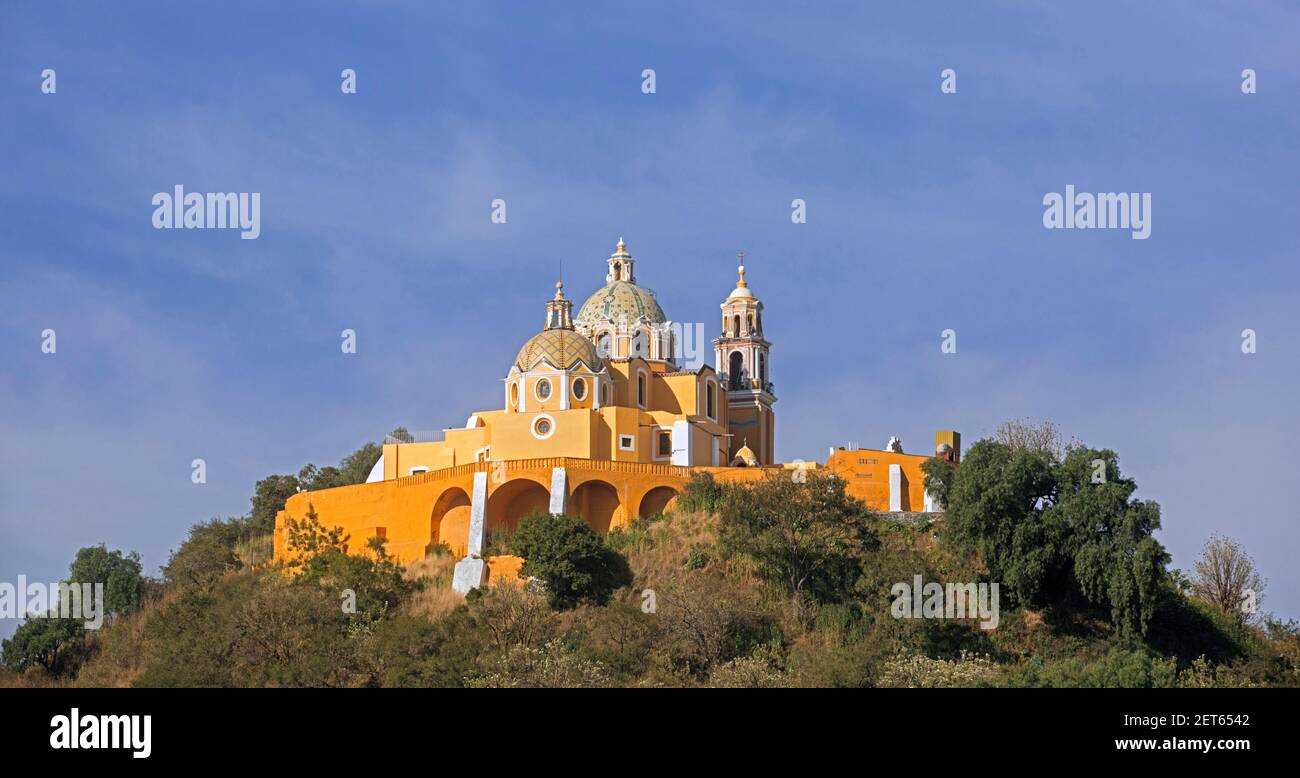 Iglesia de Nuestra Señora de los Remedios, église mexicaine du XVIe siècle construite au sommet de la pyramide de Tlachihualtepetl à Cholula, Puebla, Mexique Banque D'Images