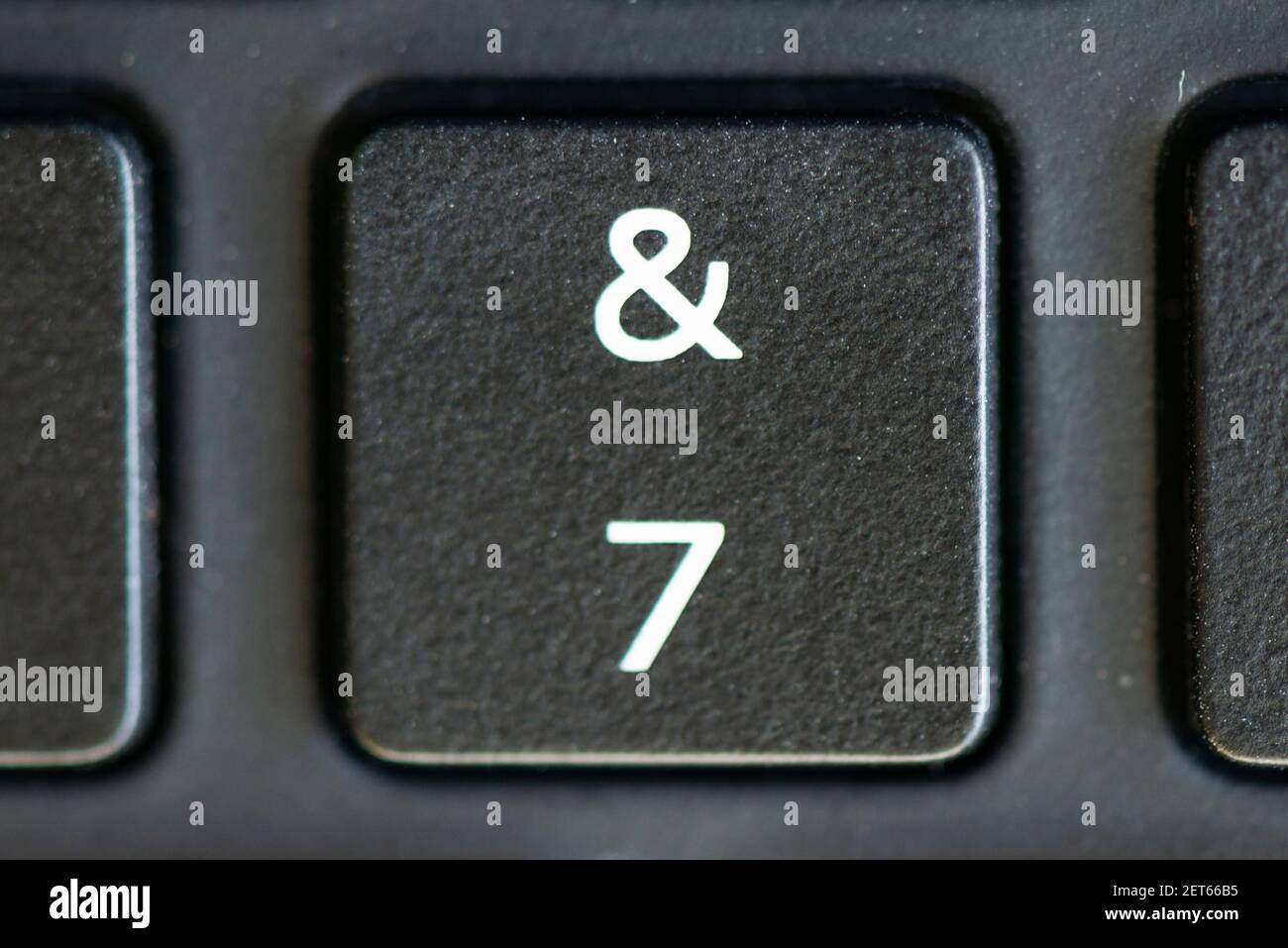 Numéro 7 et touche esperluette sur le clavier d'un ordinateur portable Banque D'Images