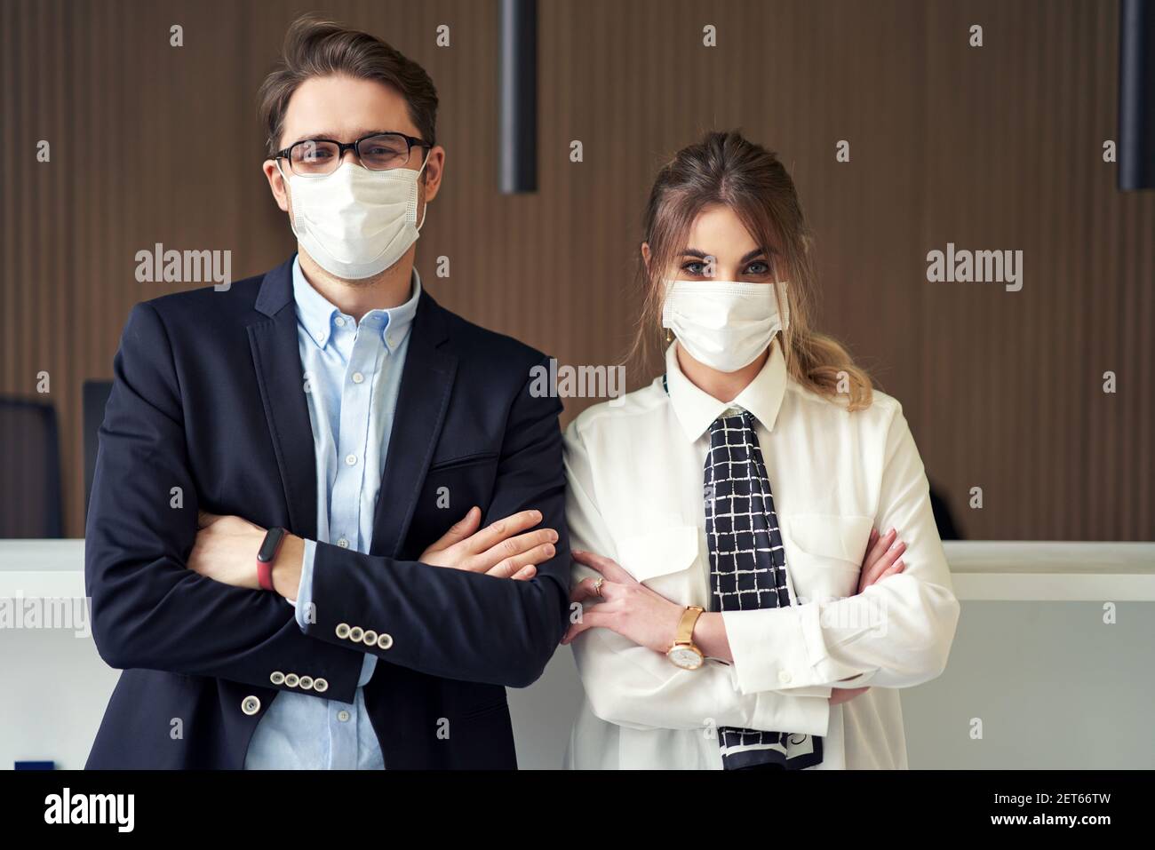 Les réceptionnistes portent un masque et travaillent dans un hôtel Banque D'Images