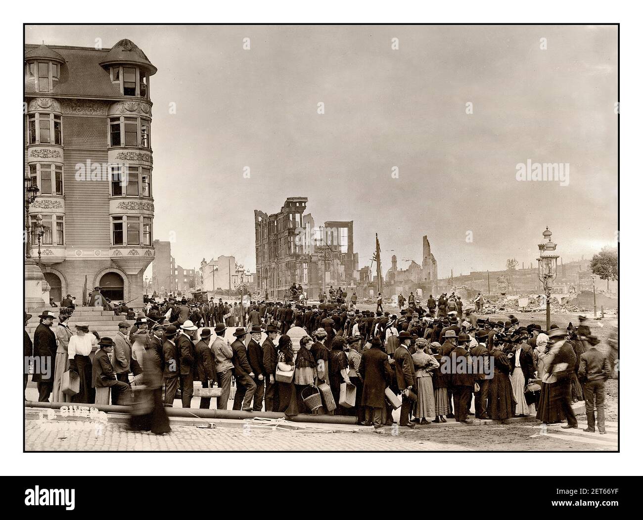 SAN FRANCISCO 1906 personnes TREMBLEMENT DE TERRE dans la file d'attente de pain de nourriture Après le tremblement de terre de 1906 San Francisco Californie États-Unis Banque D'Images