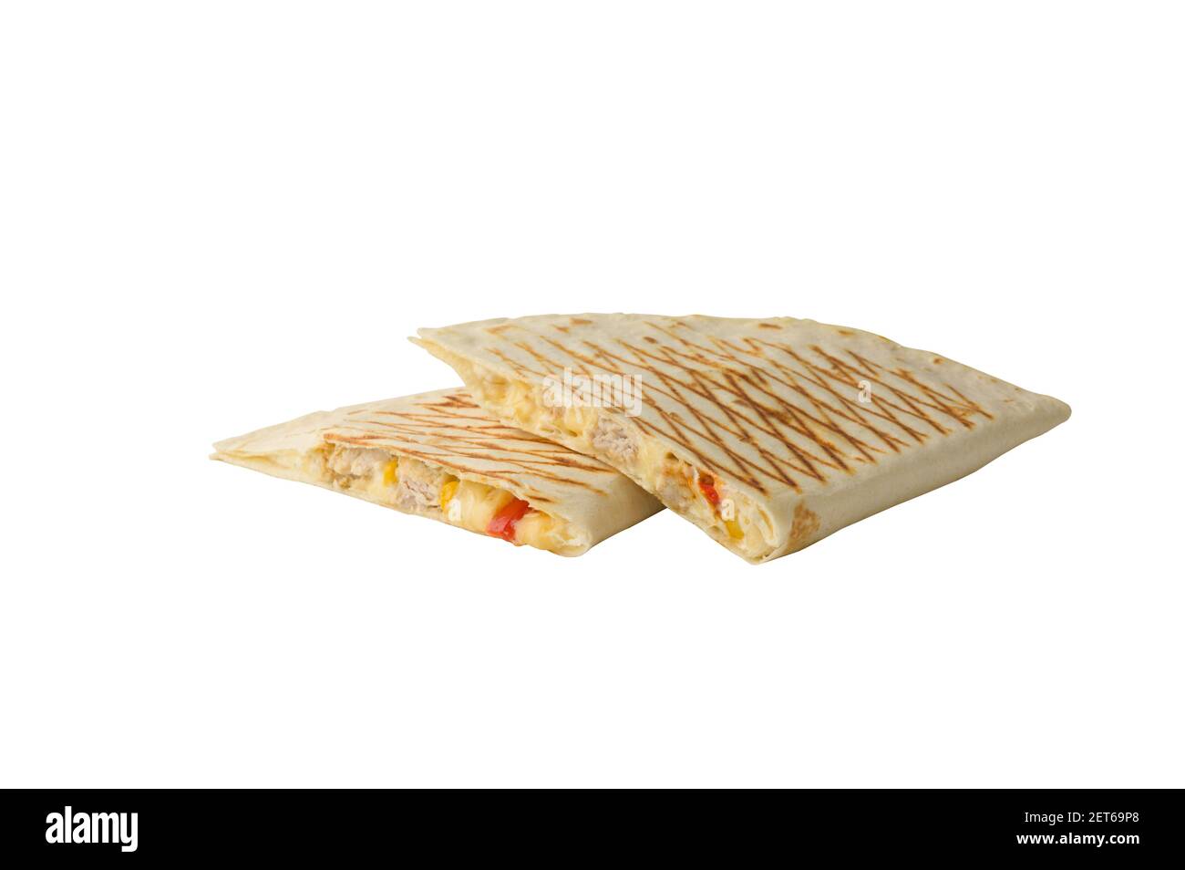 deux pièces de quesadilla mexicaine fast food sur fond blanc isolé avec espace copie Banque D'Images